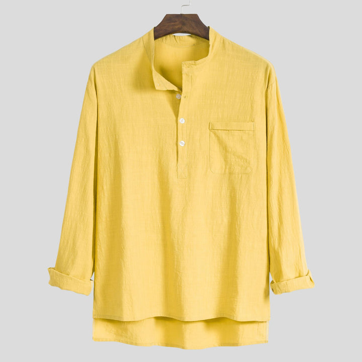 Damernas lätta långärmad blus med modern Henley-utsärning och praktisk bröstficka Mirla-Eva Jonsson