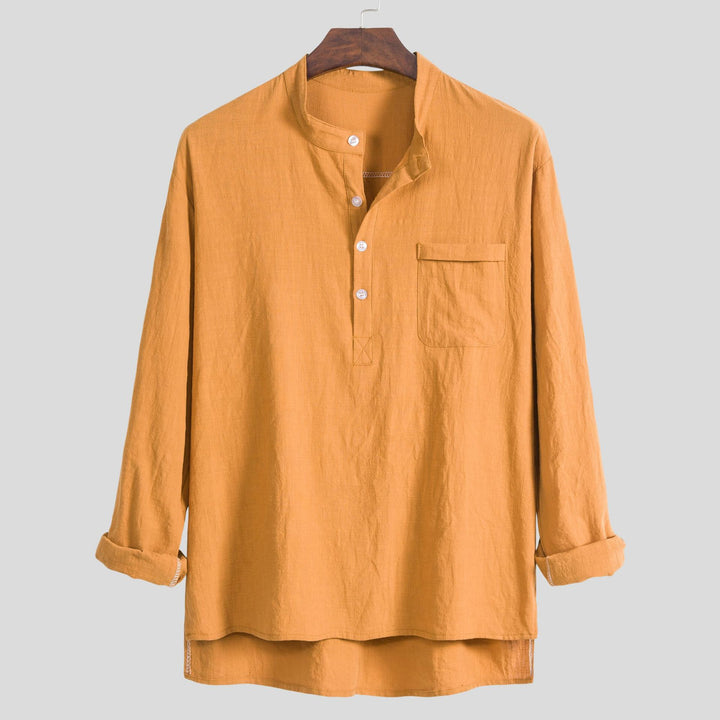 Damernas lätta långärmad blus med modern Henley-utsärning och praktisk bröstficka Mirla-Eva Jonsson