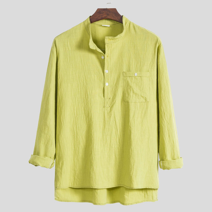 Damernas lätta långärmad blus med modern Henley-utsärning och praktisk bröstficka Mirla-Eva Jonsson
