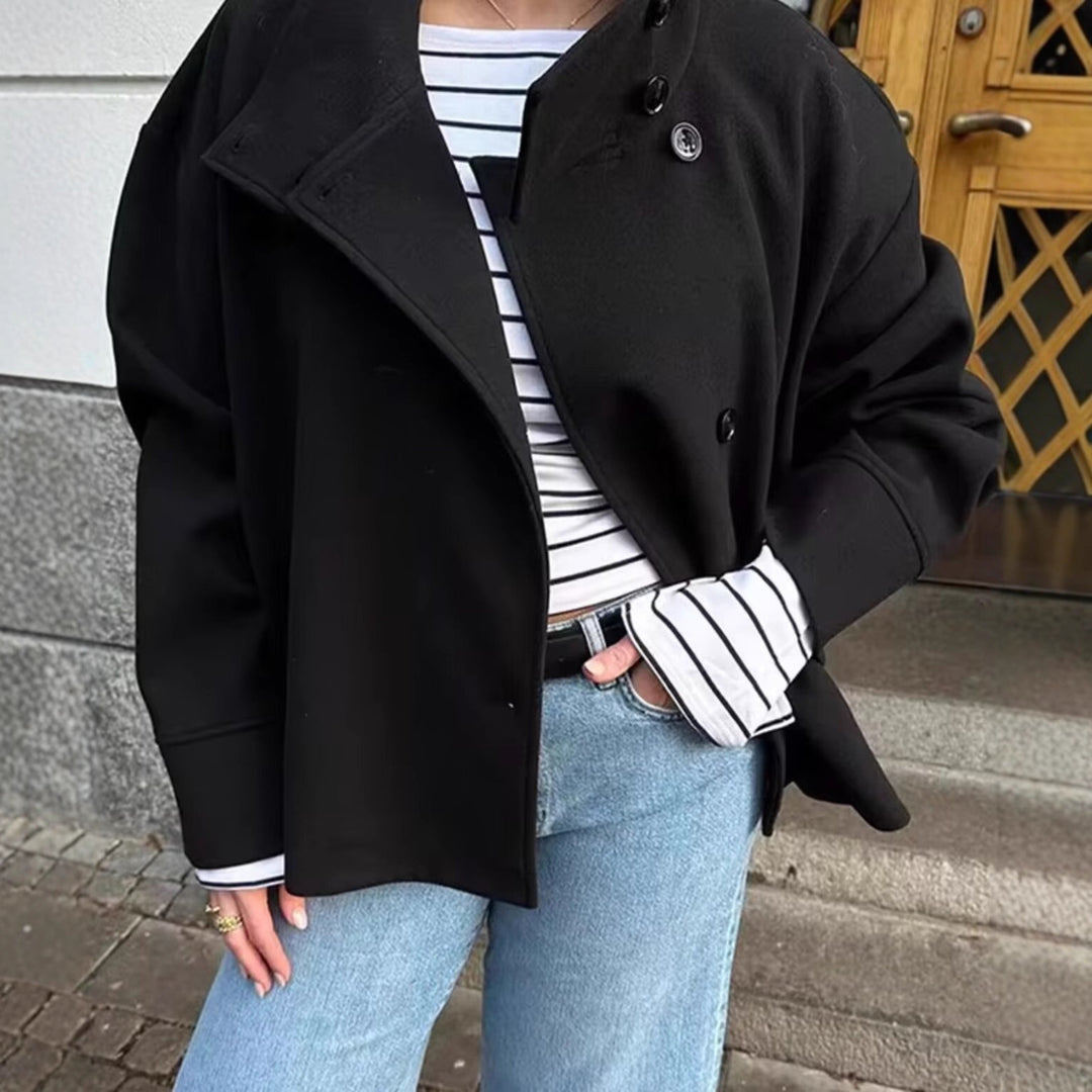 Damernas lediga övergångsjacka med snygg ståkrage och dekorativa knapparDETALJER Eva Jonsson-Eva Jonsson