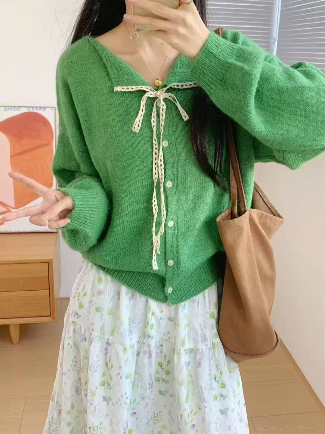 Damernas lekfulla kofta med slöjdprydnad Eva Jonsson-Eva Jonsson