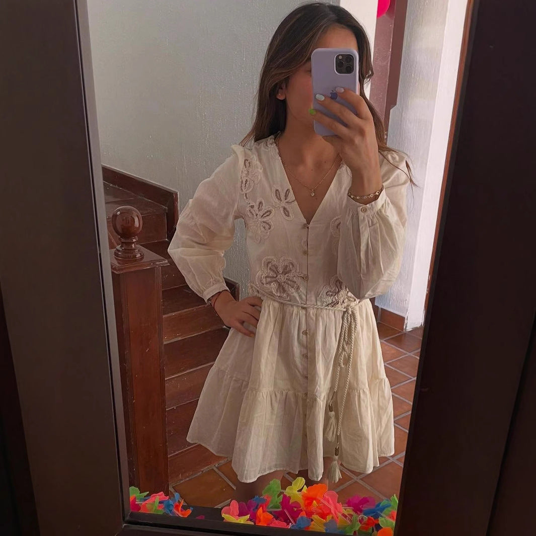 Damernas lekfulla maxiklänning med blommönster och midjeresår Mirla-Eva Jonsson