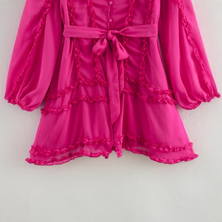 Damernas lekfulla miniklänning med volangdetaljer och midjebälte Eva Jonsson-Eva Jonsson