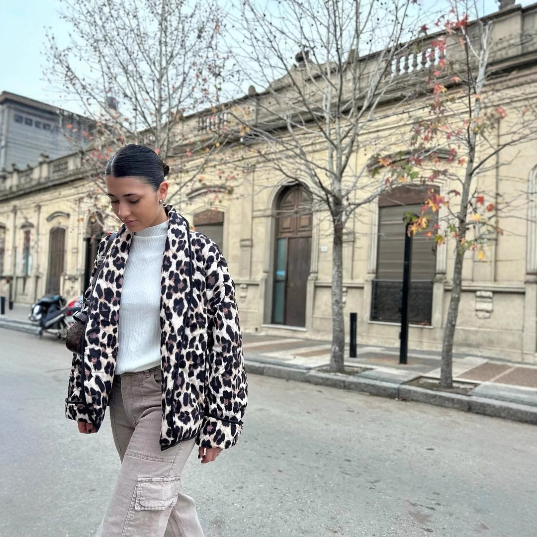 Damernas leoprint bomberjacka med stilig skärning och praktiska fickor Eva Jonsson-Eva Jonsson