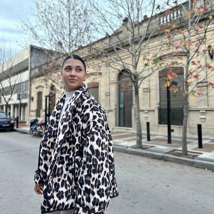 Damernas leoprint bomberjacka med stilig skärning och praktiska fickor Eva Jonsson-Eva Jonsson