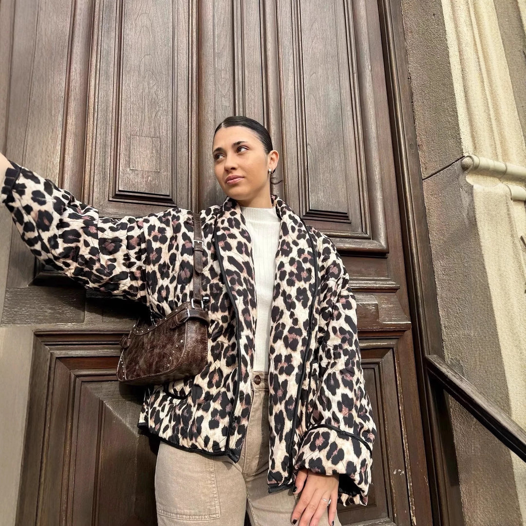Damernas leoprint bomberjacka med stilig skärning och praktiska fickor Eva Jonsson-Eva Jonsson