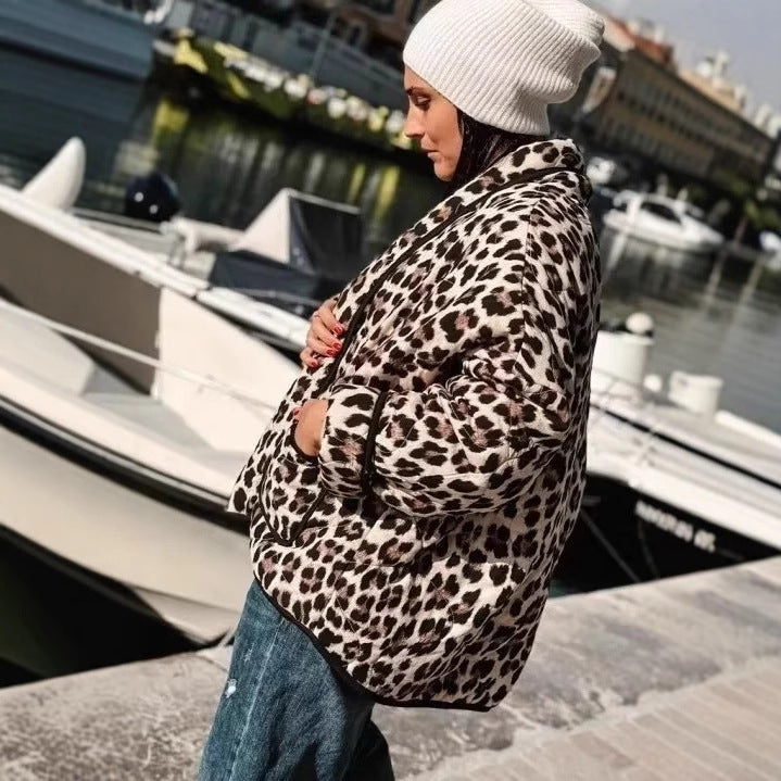Damernas leoprint bomberjacka med stilig skärning och praktiska fickor Mirla-Eva Jonsson