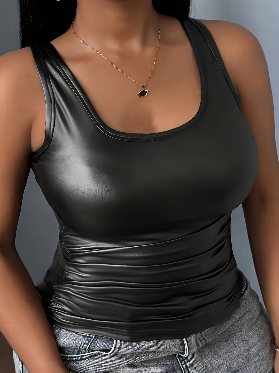 Damernas linne med glänsande material och figurnära passform Eva Jonsson-Eva Jonsson