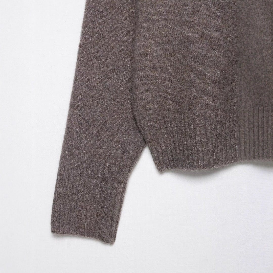 Damernas lockiga stickad tröja med V-ringning och sänkta axlar Eva Jonsson-Eva Jonsson