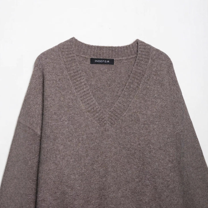 Damernas lockiga stickad tröja med V-ringning och sänkta axlar Eva Jonsson-Eva Jonsson