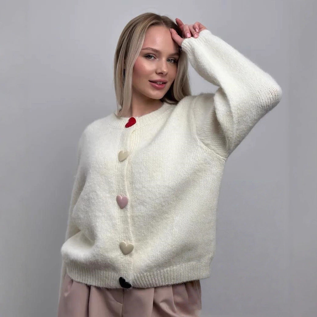 Damernas lösa stickade tröja med hjärtformade knappar och vid passform Eva Jonsson-Eva Jonsson