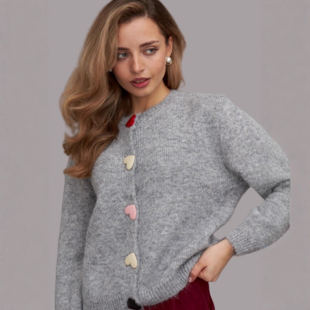 Damernas lösa stickade tröja med hjärtformade knappar och vid passform Eva Jonsson-Eva Jonsson