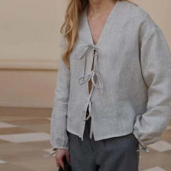 Damernas lösa topp med elegant snörningsdetalj Mirla-Eva Jonsson