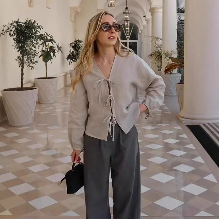 Damernas lösa topp med elegant snörningsdetalj Mirla-Eva Jonsson