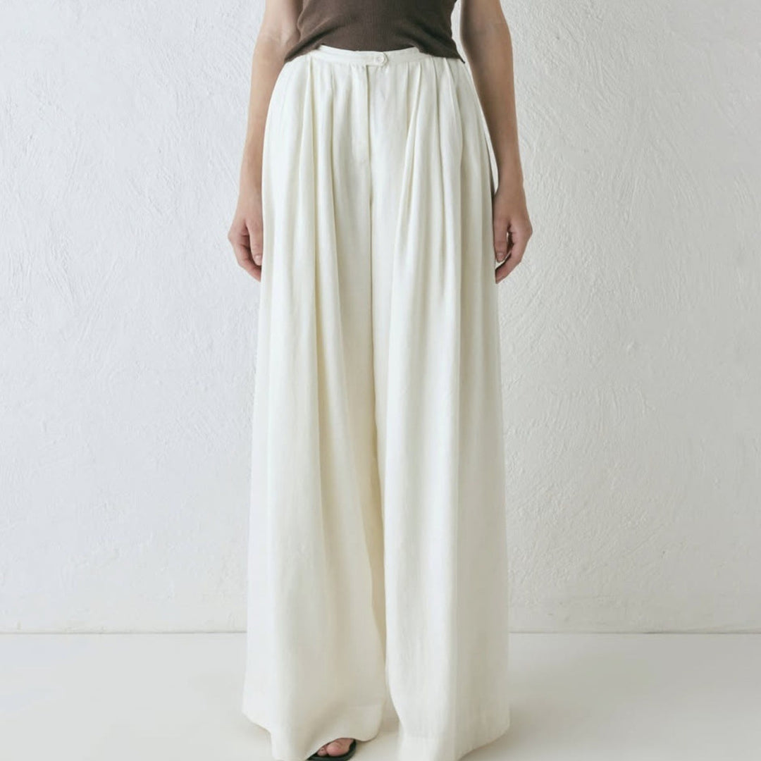 Damernas löst skurna kostymbyxor med elegant plissering Eva Jonsson-Eva Jonsson