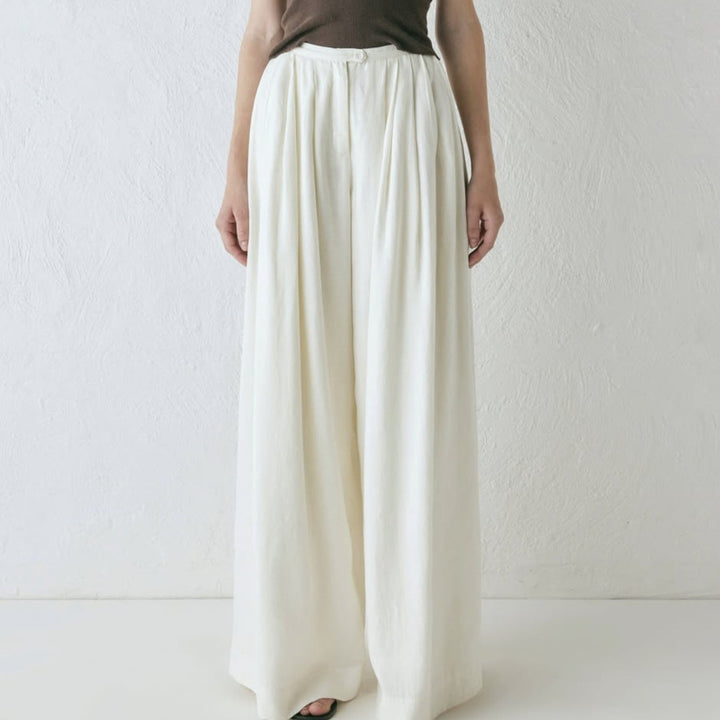 Damernas löst skurna kostymbyxor med elegant plissering Eva Jonsson-Eva Jonsson