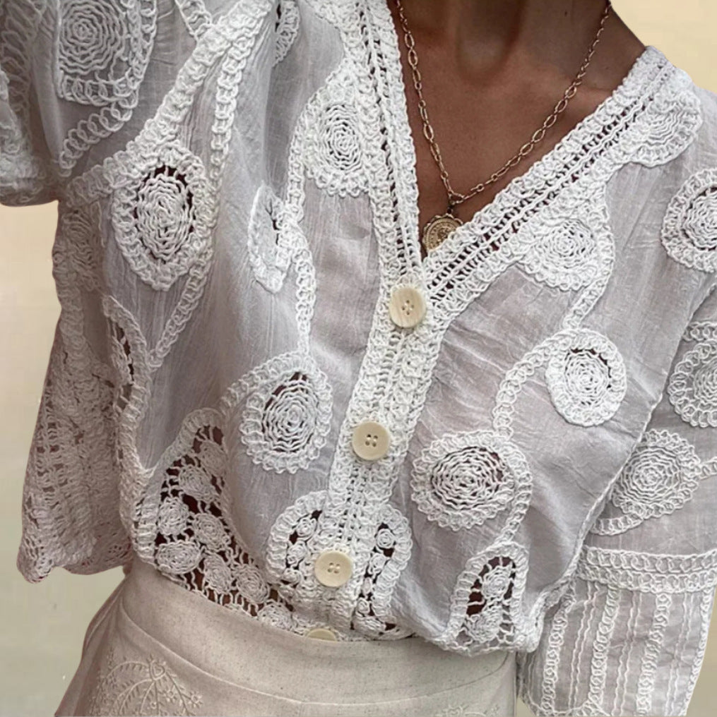 Damernas luftig blus med konstfullt virkat mönster och knappslå Eva Jonsson-Eva Jonsson