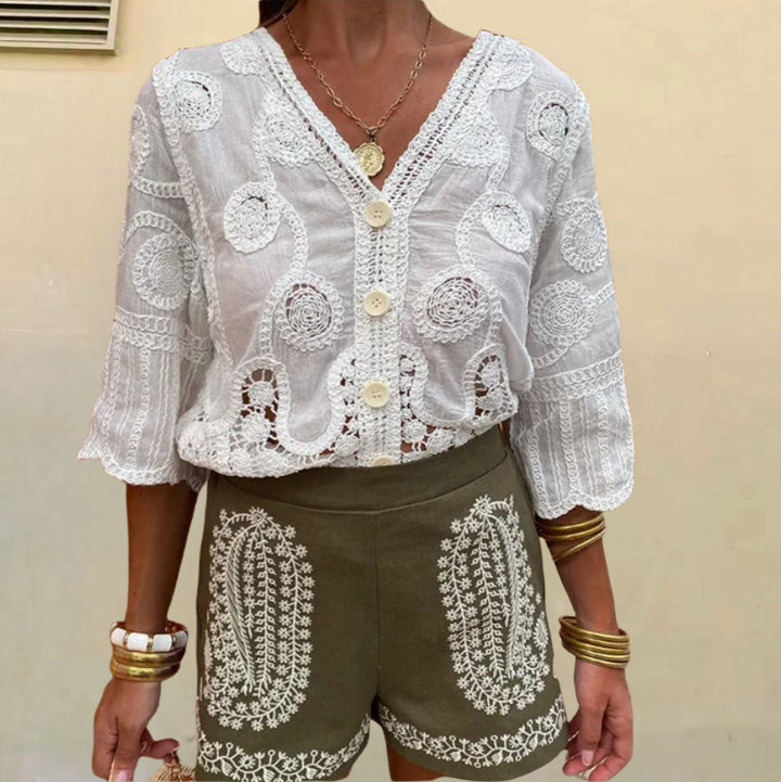 Damernas luftig blus med konstfullt virkat mönster och knappslå Eva Jonsson-Eva Jonsson