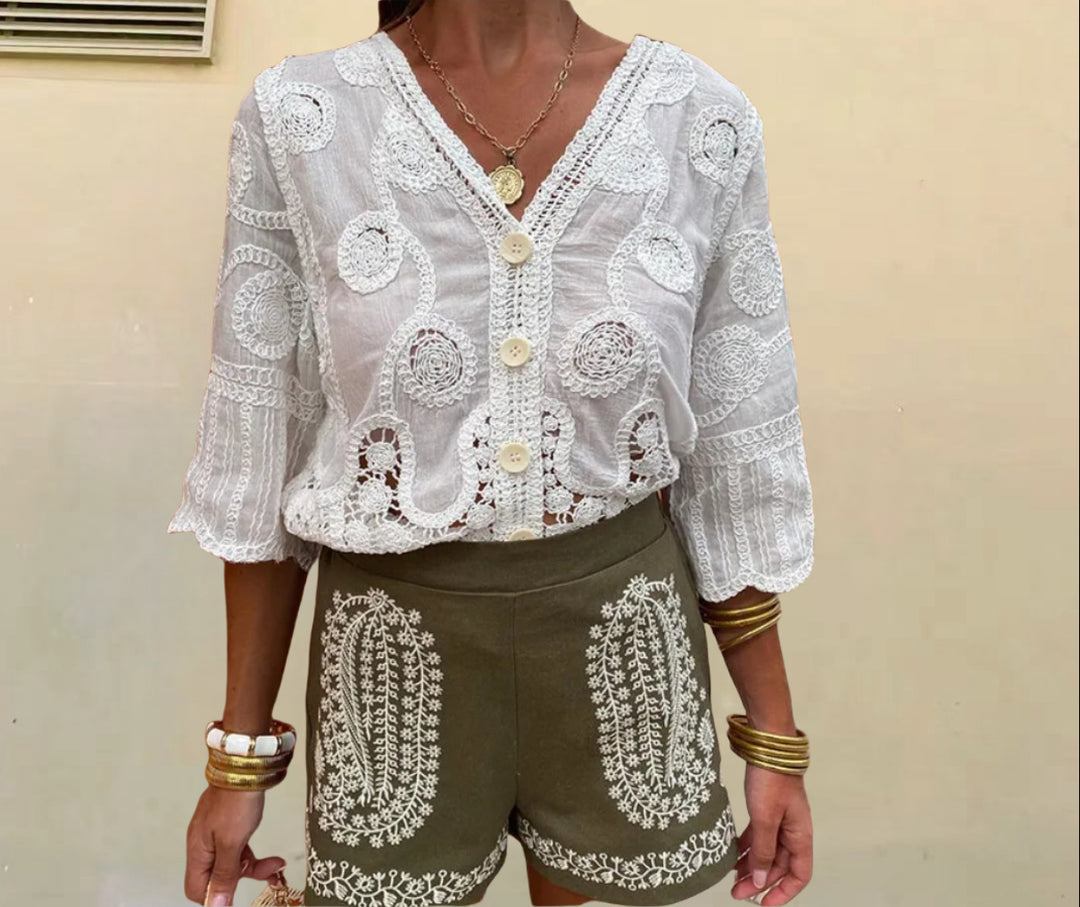 Damernas luftig blus med konstfullt virkat mönster och knappslå Eva Jonsson-Eva Jonsson