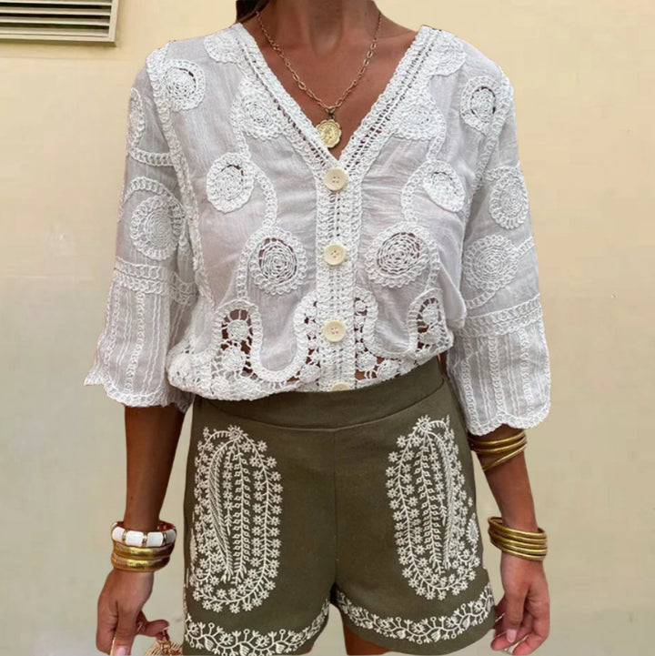 Damernas luftig blus med konstfullt virkat mönster och knappslå Eva Jonsson-Eva Jonsson