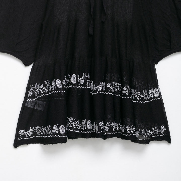 Damernas luftiga blusklänning med lekfullt volangdesign Mirla-Eva Jonsson