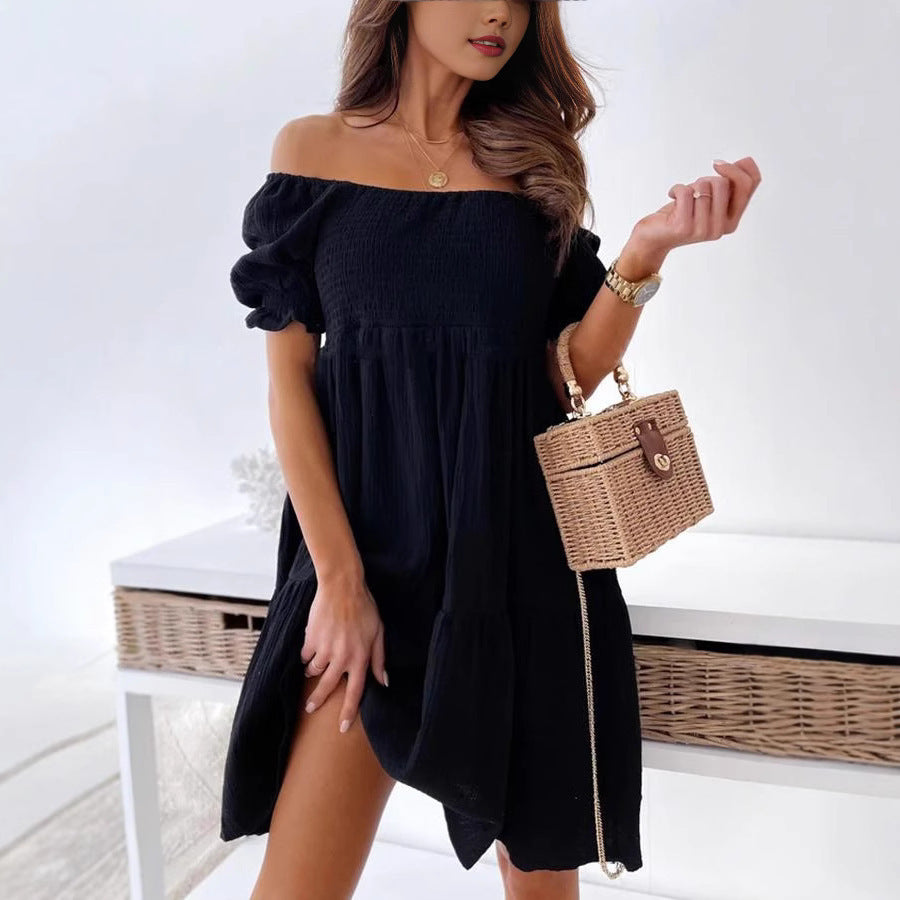 Damernas luftiga miniklänning med axelbandslös design och volangdetaljer Eva Jonsson-Eva Jonsson