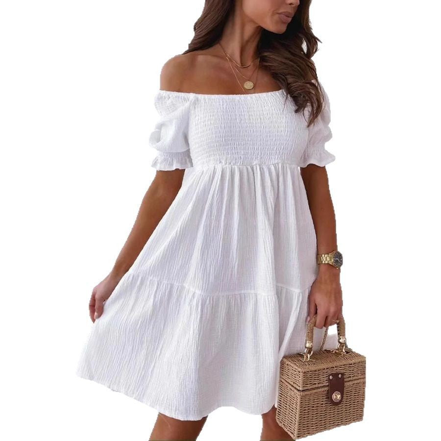 Damernas luftiga miniklänning med axelbandslös design och volangdetaljer Eva Jonsson-Eva Jonsson