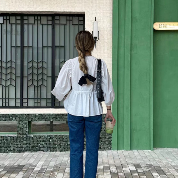 Damernas luftiga rutig blus med kreativt cut-out Mirla-Eva Jonsson