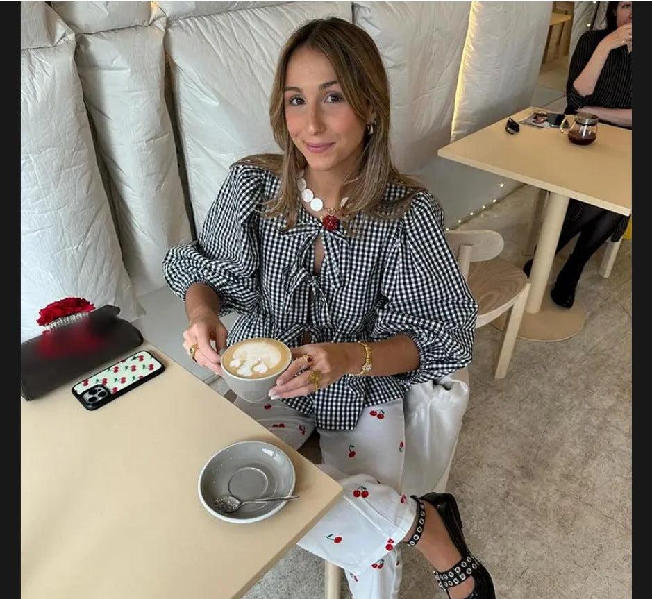 Damernas luftiga rutig blus med kreativt cut-out Mirla-Eva Jonsson