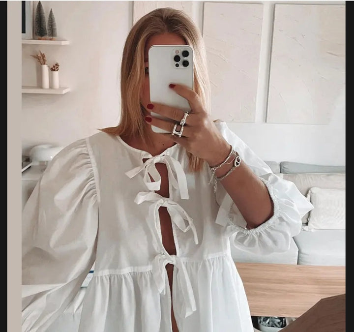Damernas luftiga rutig blus med kreativt cut-out Mirla-Eva Jonsson