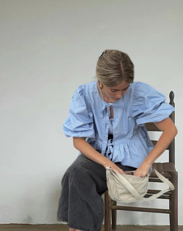 Damernas luftiga rutig blus med kreativt cut-out Mirla-Eva Jonsson