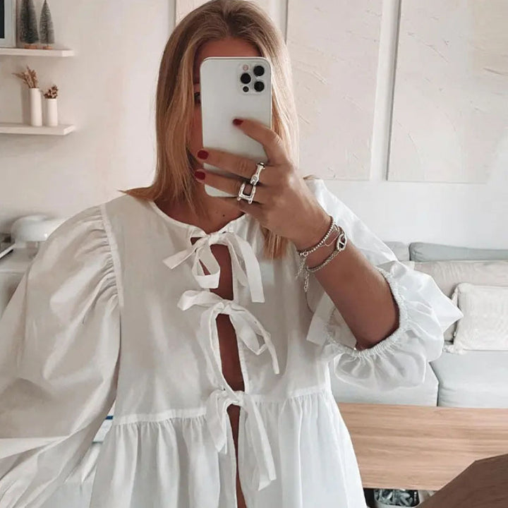 Damernas luftiga rutig blus med kreativt cut-out Mirla-Eva Jonsson