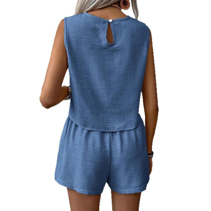 Damernas luftiga sommaroutfit med ärmlös topp och shorts Mirla-Eva Jonsson
