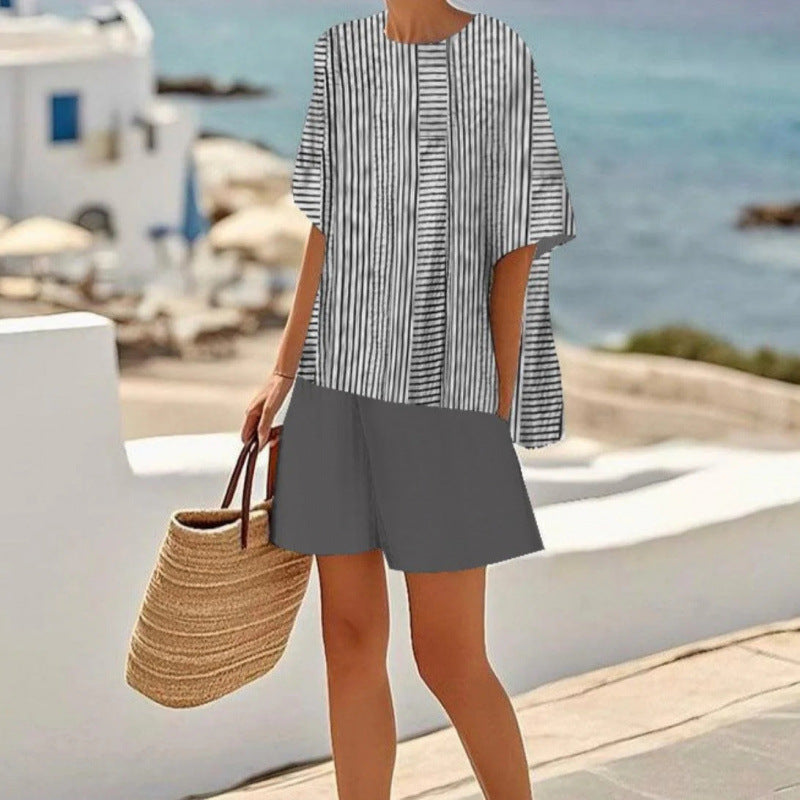 Damernas luftiga strandoutfit med oversized överdel och shorts Eva Jonsson-Eva Jonsson