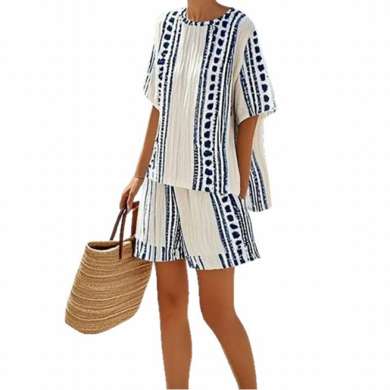 Damernas luftiga strandoutfit med oversized överdel och shorts Eva Jonsson-Eva Jonsson