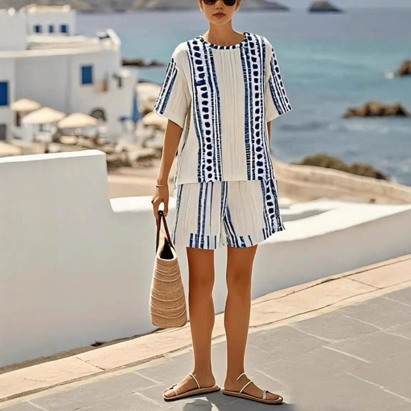 Damernas luftiga strandoutfit med oversized överdel och shorts Mirla-Eva Jonsson