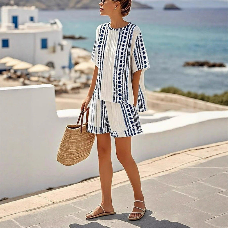 Damernas luftiga strandoutfit med oversized överdel och shorts Mirla-Eva Jonsson