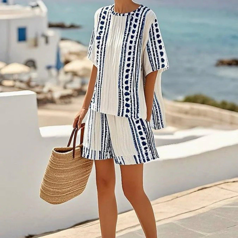 Damernas luftiga strandoutfit med oversized överdel och shorts Mirla-Eva Jonsson