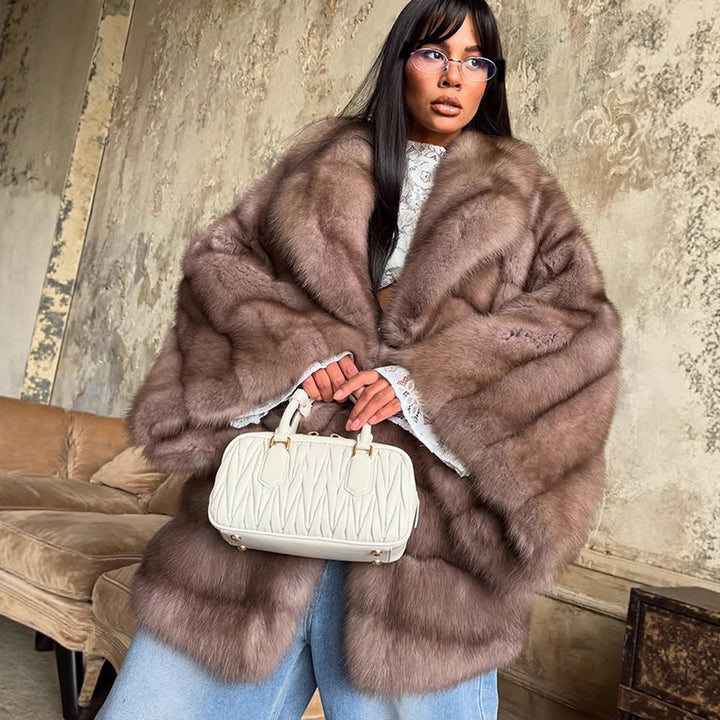 Damernas lyxiga konstfälljacka med vid passform och modiga detaljer Eva Jonsson-Eva Jonsson