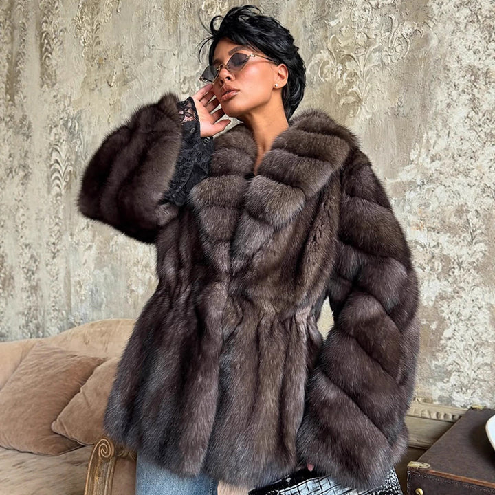 Damernas lyxiga konstfälljacka med vid passform och modiga detaljer Eva Jonsson-Eva Jonsson