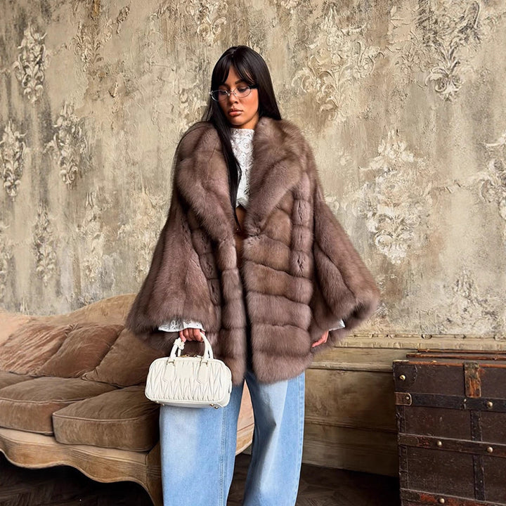 Damernas lyxiga konstfälljacka med vid passform och modiga detaljer Eva Jonsson-Eva Jonsson