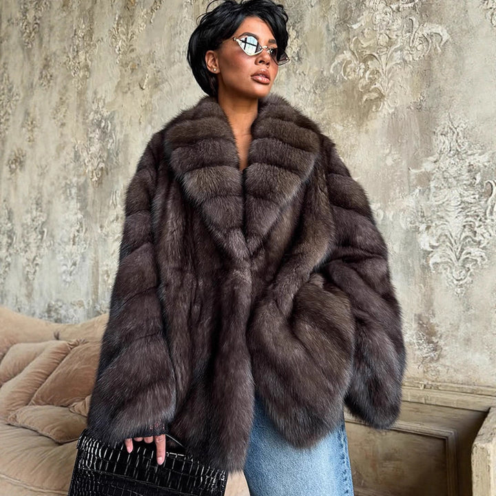 Damernas lyxiga konstfälljacka med vid passform och modiga detaljer Eva Jonsson-Eva Jonsson