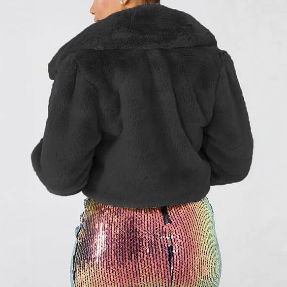 Damernas lyxiga konstpälsjacka i elegant cropped-design Mirla-Eva Jonsson