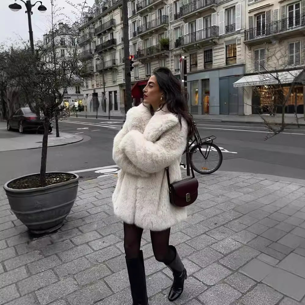 Damernas lyxiga konstpälsjacka med eleganta slag och djup krage Eva Jonsson-Eva Jonsson
