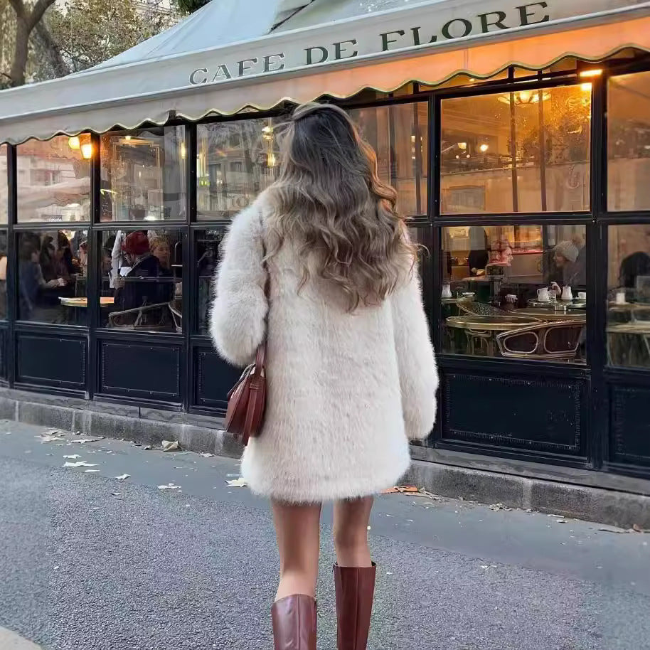 Damernas lyxiga konstpälsjacka med eleganta slag och djup krage Eva Jonsson-Eva Jonsson