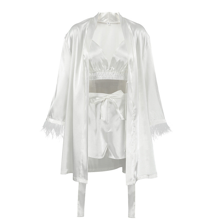 Damernas lyxiga satin-loungewear-set med eleganta volangdetaljer och andningsbara shorts Mirla-Eva Jonsson