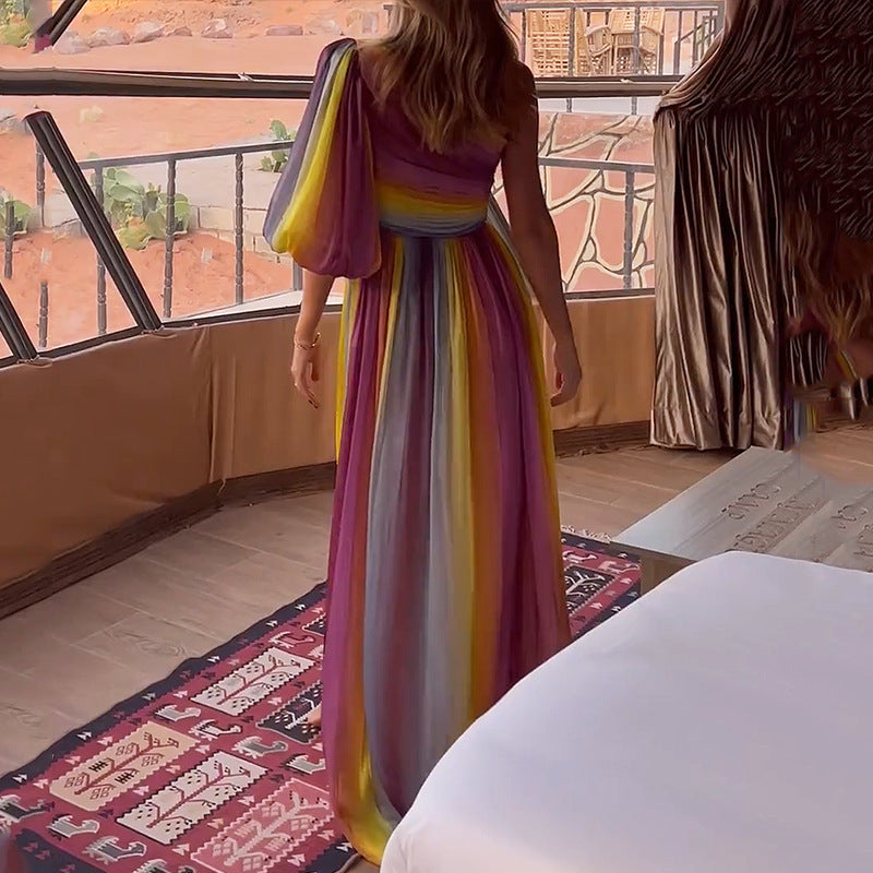 Damernas maxiklänning med asymmetrisk axelrem och elegant slits Mirla-Eva Jonsson