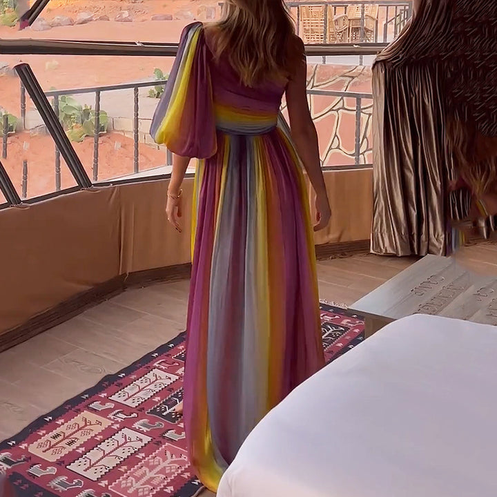 Damernas maxiklänning med asymmetrisk axelrem och elegant slits Mirla-Eva Jonsson