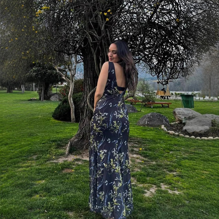 Damernas maxiklänning med blommiga detaljer och elegant V-ringning Eva Jonsson-Eva Jonsson