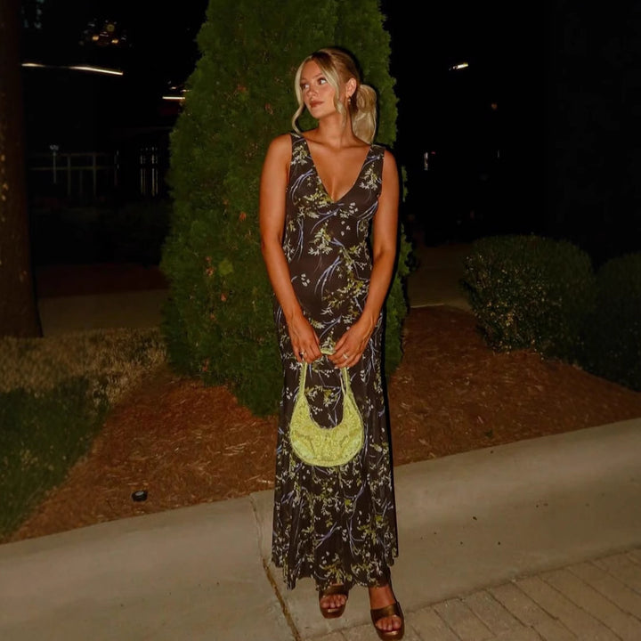 Damernas maxiklänning med blommiga detaljer och elegant V-ringning Eva Jonsson-Eva Jonsson